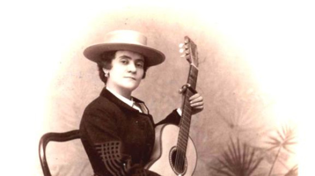 La actriz Concha Cubas con guitarra y sombrero cordobés 1890. Biblioteca Nacional. Sala Goya. Bellas Artes. Recoletos. Madrid
