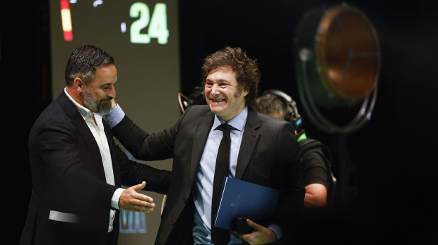 MADRID, 19/05/2024.- El líder de Vox, Santiago Abascal (i), junto a Javier Milei (d), presidente de Argentina, tras su intervención en la convención política de Vox 