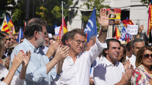 Los expresidentes del Gobierno José María Aznar y Mariano Rajoy con el líder del PP Alberto Núñez Feijóo