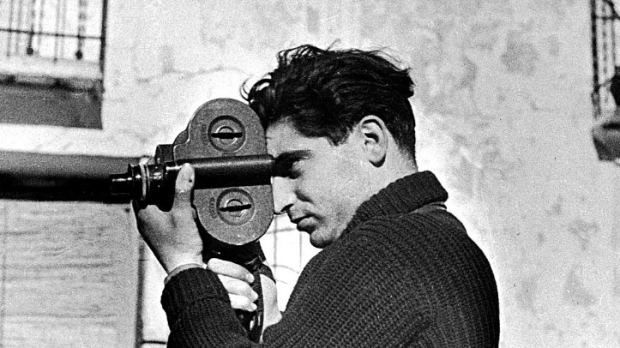 Robert Capa en 1937 fotografiado por su compañera y amante Gerda Taro