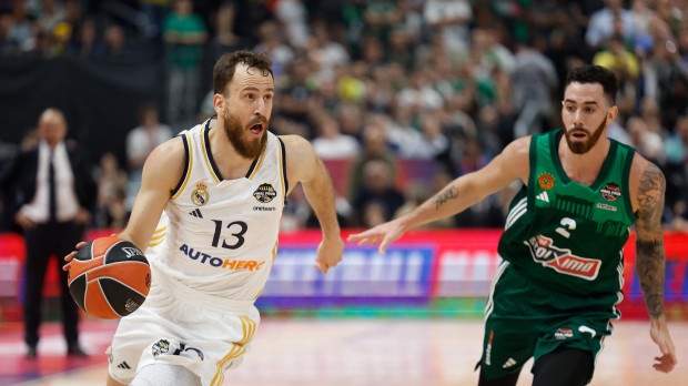 Sergio Rodriguez conduce el balón ante Luca Vildoza