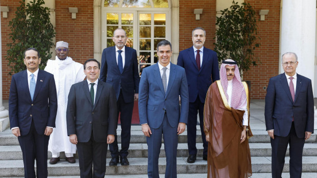 El presidente del Gobierno, Pedro Sánchez, y el ministro de Asuntos Exteriores, José Manuel Albares, junto con los líderes árabes
