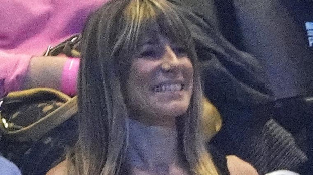 BARCELONA, 23/12/2022.- El presidente del Gobierno, Pedro Sánchez (i), acompañado de su esposa Begoña durante el concierto del cantautor Joan Manuel Serrat, que dice el adiós definitivo a los escenarios, tras 57 años de éxitos, en el ultimo concierto de su gira de despedida que se celebra este viernes en Barcelona, su ciudad natal. EFE/Alejandro García