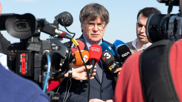 El expresidente de la Generalitat de Catalunya y candidato de Junts a las elecciones catalanas, Carles Puigdemont, realiza unas declaraciones a la prensa, en el Castillo de La Roca d’Albera, a 12 de mayo de 2024, en Laroque-des-Albères (Francia). Casi seis millones de catalanes han sido llamados a las urnas hoy, 12 de mayo, para elegir a su nuevo presidente autonómico para los próximos cuatro años. Hay 135 escaños en juego, en la que será la XIV legislatura de Cataluña, por lo que los candidatos de los diferentes partidos deben alcanzar una mayoría absoluta de 68 escaños para hacerse con la Presidencia. 12 MAYO 2024;URNAS;VOTO;VOTACIÓN;ELECCIONES;AUTONÓMICAS;CATALANAS;12 DE MAYO;12M Glòria Sánchez / Europa Press 12/5/2024