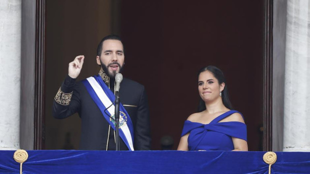 Nayib Bukele y su esposa, Gabriela Rodríguez, en la toma de posesión
