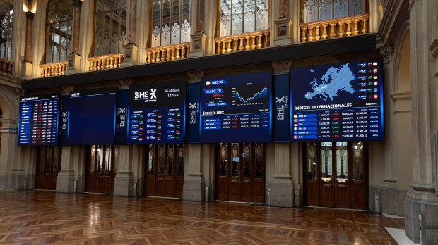 Paneles del Ibex 35 en el Palacio de la Bolsa.