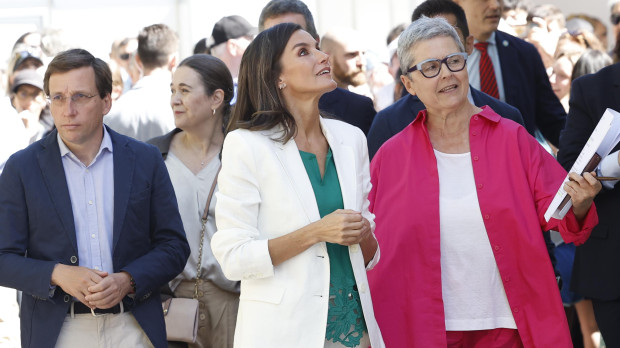Ell alcalde José Luis Martínez-Almeida (i), y la directora de la Feria del Libro de Madrid, Eva Orúe, durante la inauguración de la 83ª edición de la Feria del Libro de Madrid, este viernes. EFE/ Chema Moya