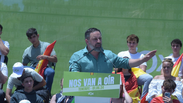 El líder de Vox, Santiago Abascal, interviene durante un mitin