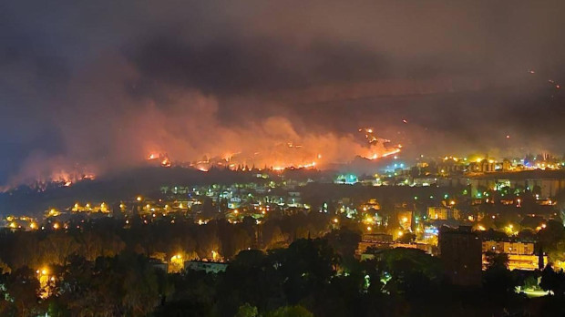 Las llamas envuelven parte de Kiryat Shmona al norte de Israel, frontera con Líbano