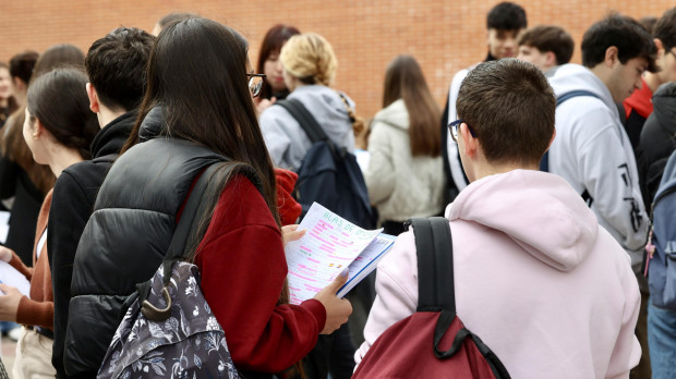 Estudiantes en La Rioja antes de acceder a sus exámenes de EBAU