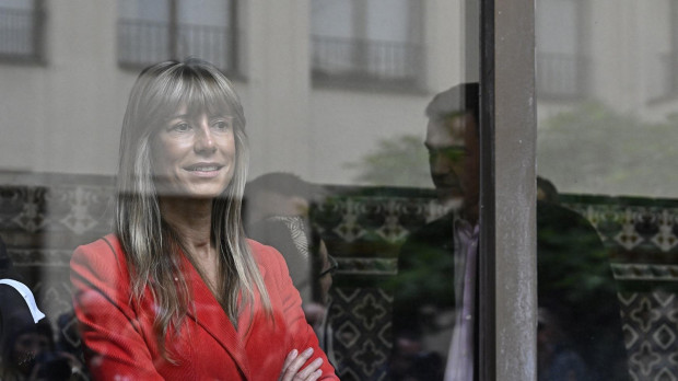 Begoña Gómez y Pedro Sánchez (al fondo) en una imagen de mayo de 2023