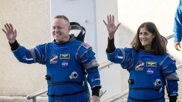 'Butch' Wilmore y 'Suni' Williams, momentos antes de subirse a la Starliner