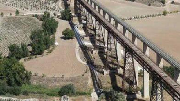 Puente del Hacho, en el término municipal de Guadahortuna, justo en el límite con el término de Alamedilla