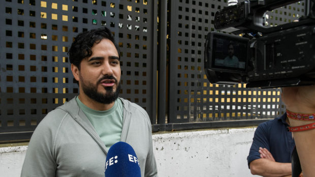 Alvise Pérez, atiende a EFE tras ejercer su derecho al voto