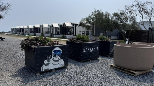 El culto a Musk de este pueblito del sur de Texas, ribereño con el Golfo de México, va más allá del hecho de que SpaceX paga las nóminas al emplear a todos los vecinos en el visionario proyecto del Starship, que esta semana tuvo su primer ensayo exitoso y espera convertirse en unos años en una plataforma de transporte hacía la Luna y Marte.