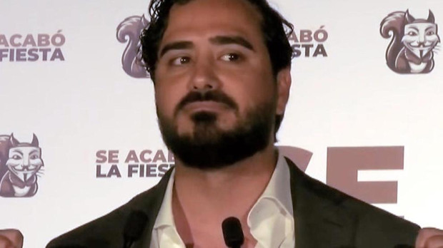Captura de video de la comparecencia ante los medios este domingo en Madrid del líder de la agrupación de electores Se Acabó la Fiesta, Luis ‘Alvise’ Pérez,
