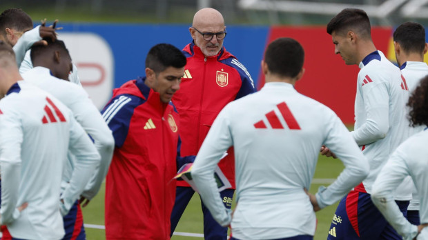 Luis de la Fuente con los jugadores durante el entrenamiento en Alemania