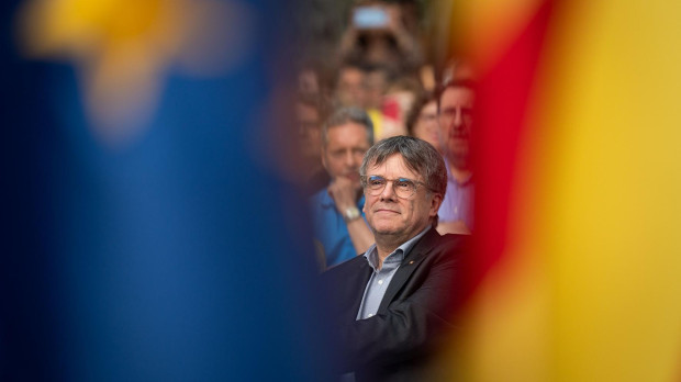 GRAF6761. COLLIURE (FRANCIA), 07/06/2024.- El ex presidente de la Generalitat Carles Puigdemont durante un acto de campaña de JxCat en Colliure (Francia), este viernes. El cabeza de lista de JxCat a las elecciones europeas, Toni Comín, ha emplazado este viernes a los comunes a que "no repitan en la Mesa del Parlament" la votación "del Ayuntamiento de Barcelona" que hizo alcalde de la capital catalana al socialista Jaume Collboni con la colaboración del PP. EFE/ David Borrat