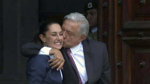 El presidente mexicano López Obrador besa a Claudia Sheinbaum, presidenta electa por el partido MORENA