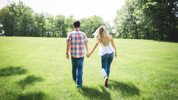 Una pareja de cita en el parque