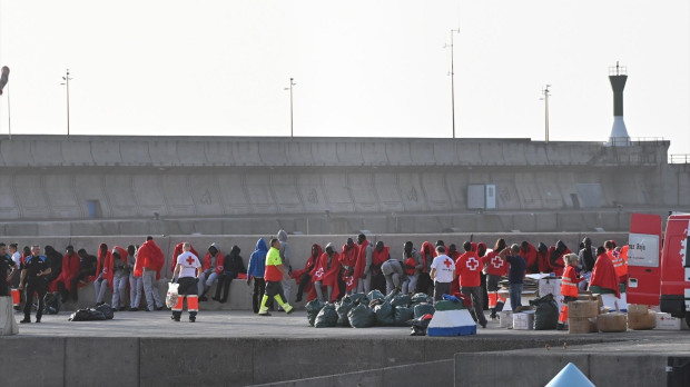 Decenas de migrantes son atendidos por los equipos de Emergencias de Canarias, en el Puerto de La Estaca (El Hierro)