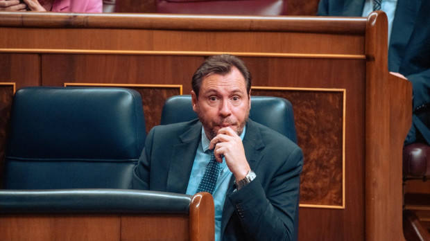 El ministro de Transportes y Movilidad Sostenible, Óscar Puente, durante una sesión plenaria, en el Congreso