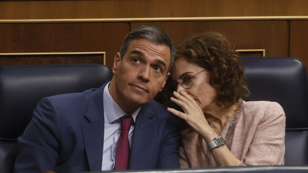 Pedro Sánchez y María Jesús Montero en el Pleno de este jueves en el Congreso