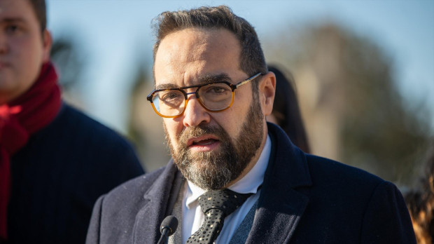 El diputado de ERC Juli Fernández ofrece declaraciones durante la ofrenda floral anual a la tumba del expresidente de la Generalitat Francesc Macià, en el cementerio de Montjuic, con motivo del 89 aniversario de su muerte, a 25 de diciembre de 2023, en Barcelona, Catalunya (España). Como cada año, los representantes políticos se han dado cita en el cementerio barcelonés de Montjuic durante la ofrenda floral ante la tumba del expresidente de la Generalitat, Frances Macià, en el homenaje por su muerte el día de Navidad de 1933. La ofrenda del Parlamento catalán se hará después de la del Gobierno de la Generalitat y antes de la del Ayuntamiento de Barcelona. 25 DICIEMBRE 2023;DECLARACIONES;HOMENAJE;CEMENTERIO; Lorena Sopêna / Europa Press (Foto de ARCHIVO) 25/12/2023