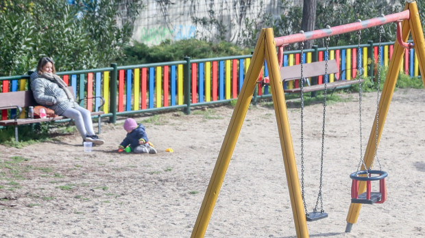 Un niño juega en un parque infantil, a 24 de febrero de 2024, en Madrid