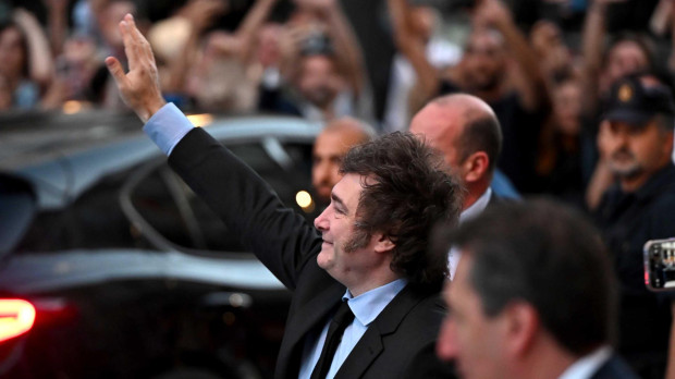 El presidente argentino, Javier Milei (c), este viernes a su llegada al Casino de Madrid, donde recoge el premio del Instituto Juan de Mariana.