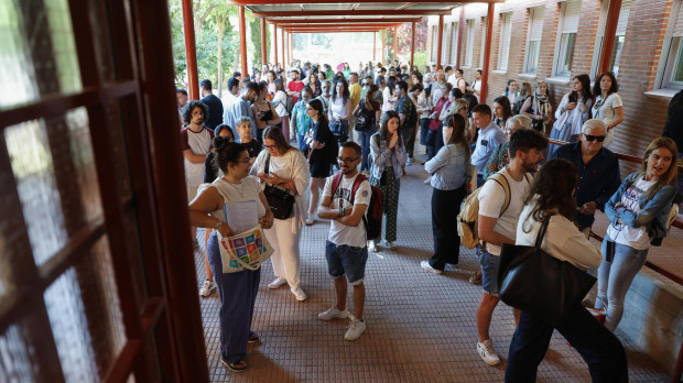 Algunos profesores minutos antes de entrar el centro escolar para comenzar las pruebas