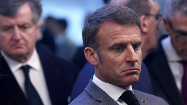 El presidente de Francia, Emmanuel Macron, observa antes de la inauguración de la nueva estación de metro Saint-Denis Pleyel