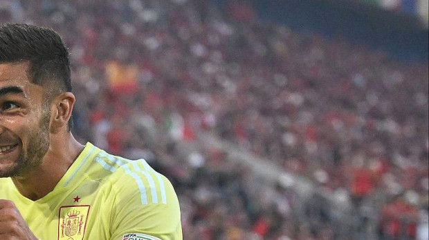 Ferrán Torres, autor del gol de España a Albania, celebra el tanto con Dani Olmo