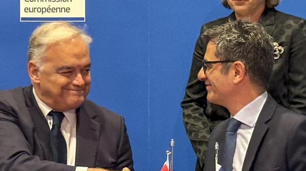 Esteban González Pons y Félix Bolaños, en la firma del acuerdo