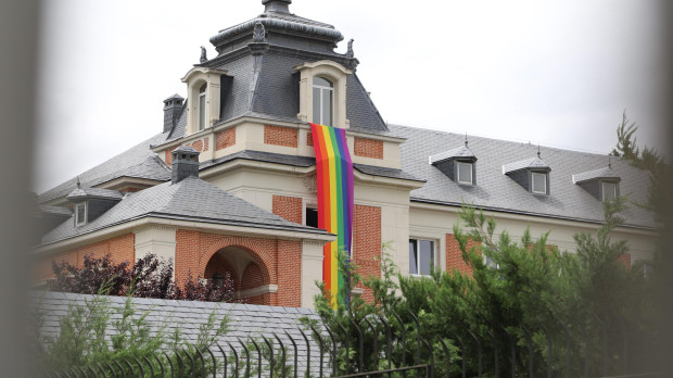 Bandera desplegada en La Moncloa con motivo del orgullo LGTBi