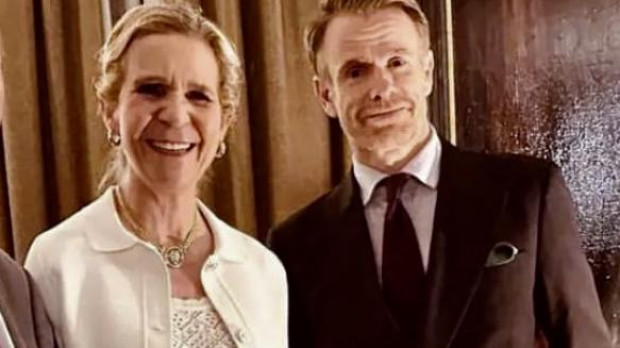 La Infanta Elena y Alfonso Zurita con el pintor ante el retrato de Don Juan Carlos