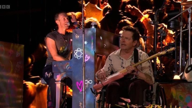 Michael J. Fox y Chris Martin en Glastonbury