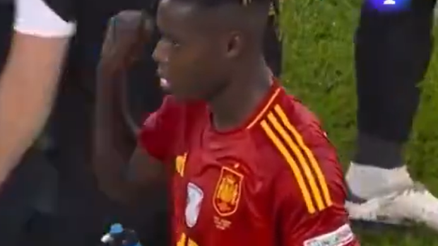 Lamal y Nico Williams, en el momento en que juegan a piedra, papel o tijera