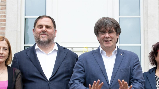 (I-D) La diputada de ERC Meritxell Serret; la expresidenta del Parlament Carme Forcadell; el exvicepresidente y líder de ERC, Oriol Junqueras; el expresidente de la Generalitat y líder de Junts, Carles Puigdemont; y la exconseller Dolors Bassa, en el momento de su reencuentro en la vivienda de Puigdemont en Waterloo, a 7 de julio de 2021, en Waterloo, (Bélgica). Se trata del primer encuentro entre ambos en casi cuatro años, un tiempo en el que han exhibido sus diferencias y los partidos que lideran han chocado constantemente por el rumbo del proyecto independentista. 07 JULIO 2021;INDEPENDENTISTA;JUNQUERAS;WATERLOO;PUIGDEMONT Europa Press / Europa Press (Foto de ARCHIVO) 07/7/2021