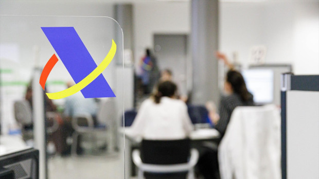 Varias personas son atendidas en la Agencia Tributaria.