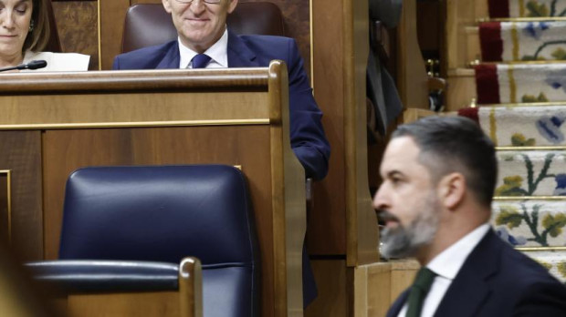 Santiago Abascal pasa delante de los escaños de Alberto Nuñez Feijóo y Cuca Gamarra en una sesión de control al Gobierno