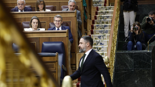 Santiago Abascal pasa delante de los escaños de Alberto Nuñez Feijóo y Cuca Gamarra en una sesión de control al Gobierno