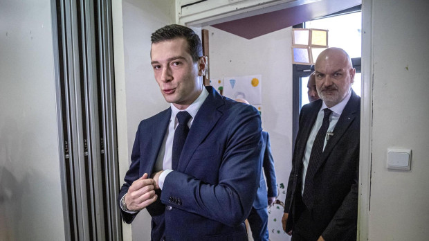 Garches (France), 30/06/2024.- French far-right party National Rally (RN) President Jordan Bardella (L) prepares to cast his vote at an electronic polling station in the first round of the parliamentary elections, in Garches, near Paris, France, 30 June 2024. France on 30 June holds the first round of snap parliamentary elections called by President Emmanuel Macron, after dissolving the National Assembly on 09 June 2024. (Elecciones, Francia, Jordania) EFE/EPA/CHRISTOPHE PETIT TESSON