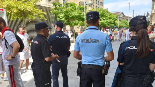 Agentes de la Policía Nacional española patrullan junto con los policías italianos
