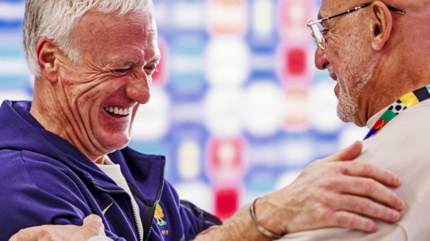El entrenador de la selección española, Luis de la Fuente (d), saluda al seleccionador francés, Didier Deschamps (i)
