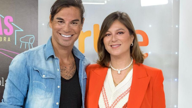Julio Iglesias Jr. y Chábeli, presentadores de Los Iglesias. Hermanos a la obra