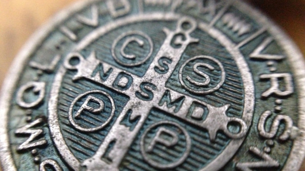 Detalle de la parte trasera de la medalla de San Benito
