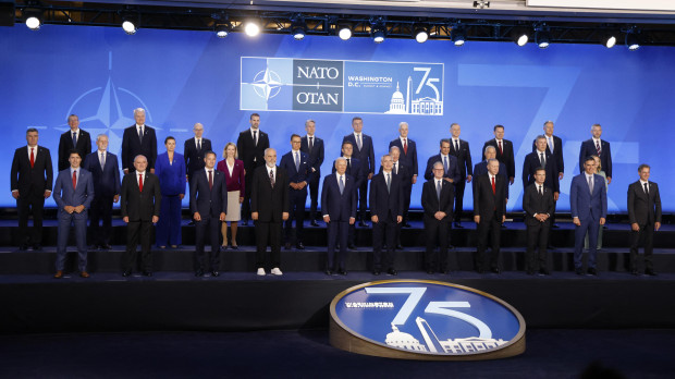 Los jefes de estado de la OTAN posan para una foto familiar durante la cumbre del 75 aniversario de la OTAN en el Centro de Convenciones Walter E. Washington en Washington, DC,
