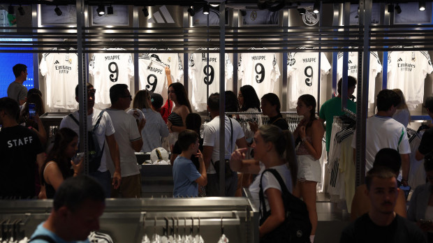 Aficionados del Real Madrid compran la camiseta de Mbappé