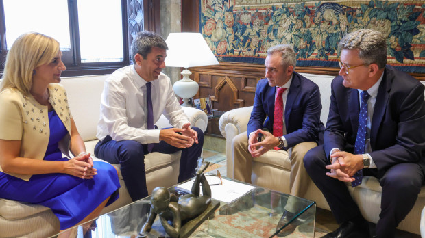 El presidente de la Comunidad Valenciana, Carlos Mazón, junto a los nuevos consejeros autonómicos